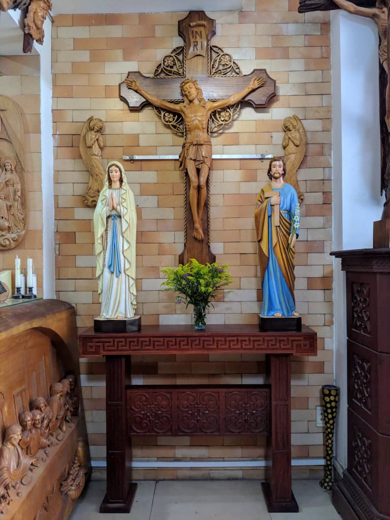 5 tiêu chí chọn bàn thờ Chúa đẹp cho gia đình tượng Composite vẽ màu