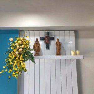 Bàn Thờ Chúa – HA20 Bàn Thờ Chúa, phối với dung nhan Chúa, kệ mộc đơn giản