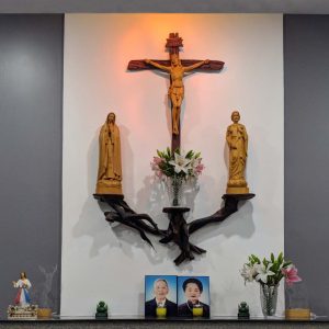 Bàn Thờ Chúa, kệ rễ cây tự nhiên