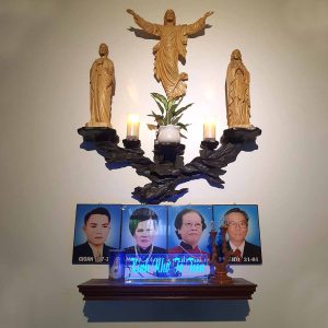Bàn Thờ Chúa – HA24 Bàn Thờ Chúa, phối tượng Chúa Phục Sinh, kệ rễ cây tự nhiên