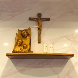 Bàn Thờ Chúa, phối tượng Thánh Gia, kệ mộc đơn giản