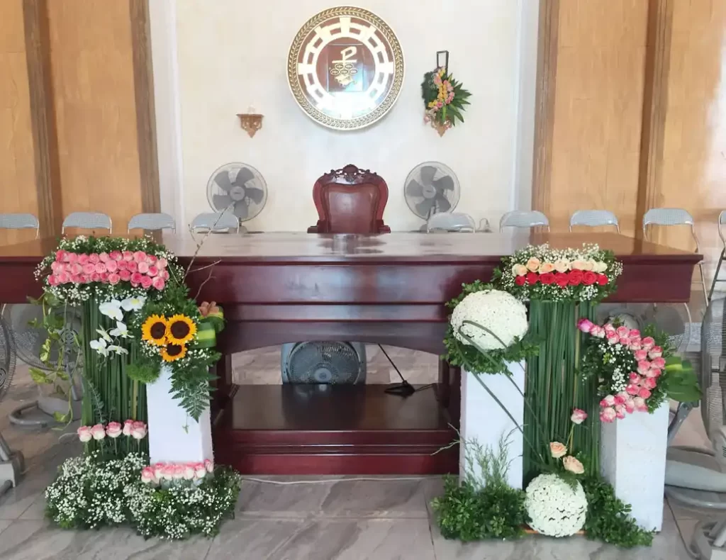 Các mẫu cắm hoa cho Bàn Thánh và Bục Giảng Nhà Thờ Các mẫu cắm hoa cho Bàn Thánh và Bục Giảng Nhà Thờ
