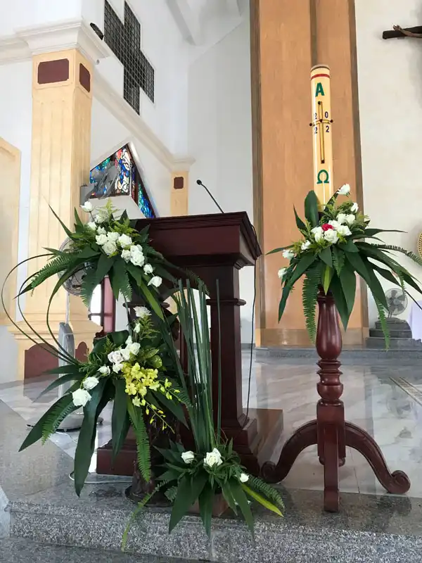 Các mẫu cắm hoa cho Bàn Thánh và Bục Giảng Nhà Thờ Các mẫu cắm hoa cho Bàn Thánh và Bục Giảng Nhà Thờ
