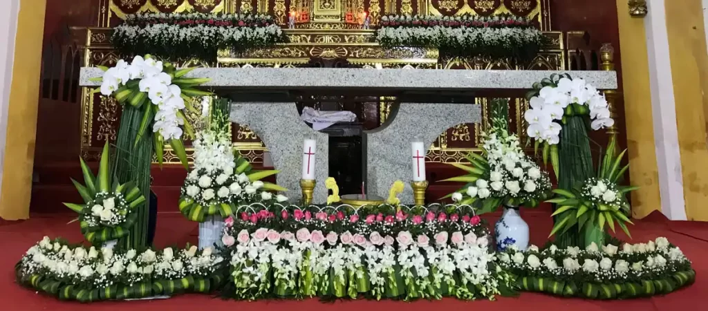 Các mẫu cắm hoa cho Bàn Thánh và Bục Giảng Nhà Thờ Các mẫu cắm hoa cho Bàn Thánh và Bục Giảng Nhà Thờ