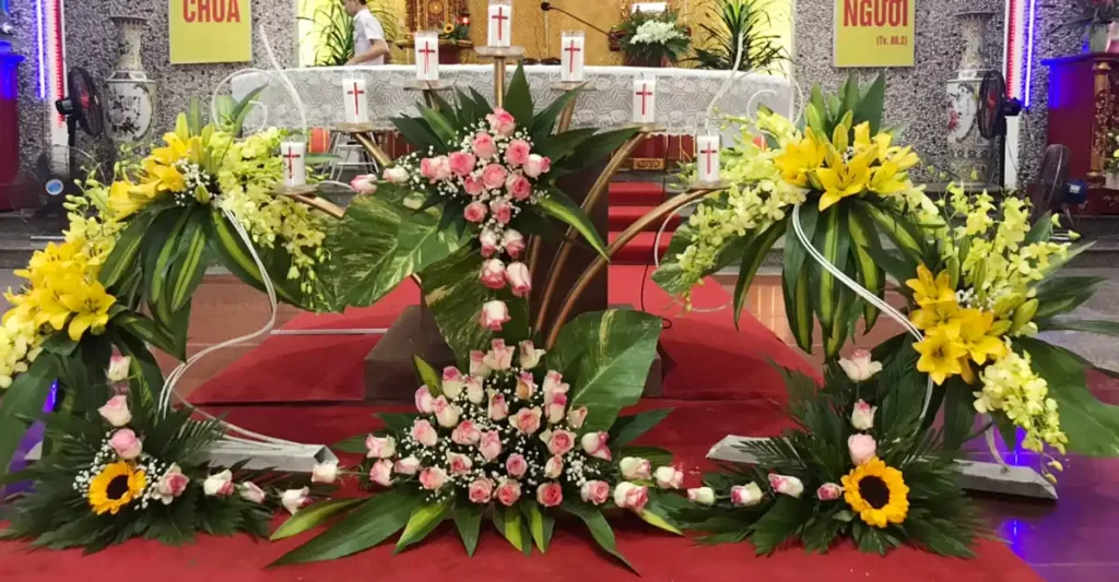 Các mẫu cắm hoa cho Bàn Thánh và Bục Giảng Nhà Thờ Các mẫu cắm hoa cho Bàn Thánh và Bục Giảng Nhà Thờ