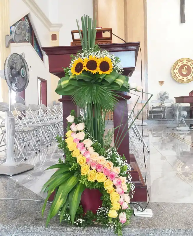 Các mẫu cắm hoa cho Bàn Thánh và Bục Giảng Nhà Thờ Các mẫu cắm hoa cho Bàn Thánh và Bục Giảng Nhà Thờ