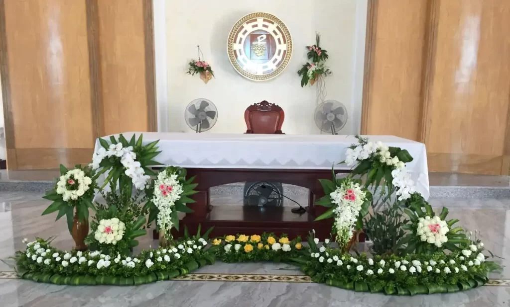 Các mẫu cắm hoa cho Bàn Thánh và Bục Giảng Nhà Thờ Các mẫu cắm hoa cho Bàn Thánh và Bục Giảng Nhà Thờ