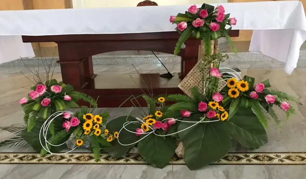 Các mẫu cắm hoa cho Bàn Thánh và Bục Giảng Nhà Thờ Các mẫu cắm hoa cho Bàn Thánh và Bục Giảng Nhà Thờ