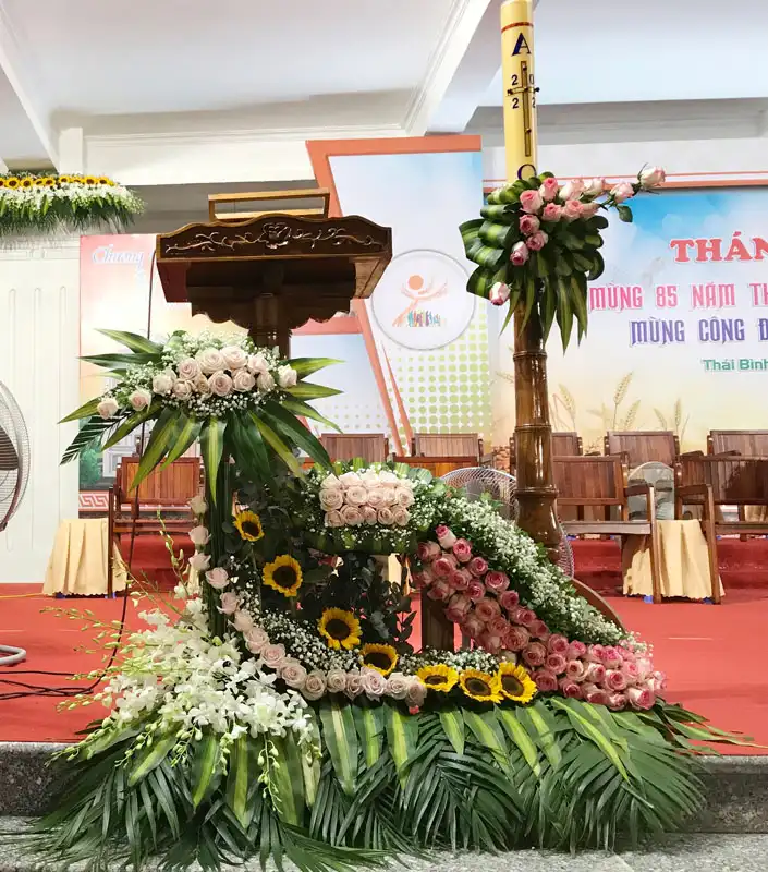 Các mẫu cắm hoa cho Bàn Thánh và Bục Giảng Nhà Thờ Các mẫu cắm hoa cho Bàn Thánh và Bục Giảng Nhà Thờ