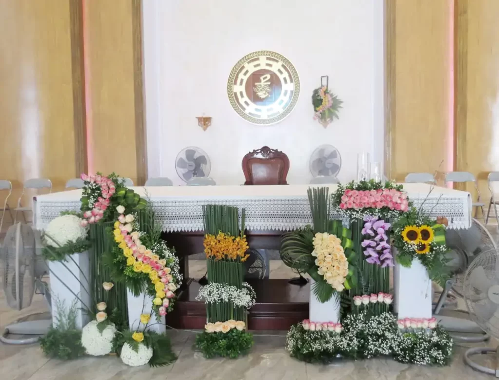 Các mẫu cắm hoa cho Bàn Thánh và Bục Giảng Nhà Thờ Các mẫu cắm hoa cho Bàn Thánh và Bục Giảng Nhà Thờ