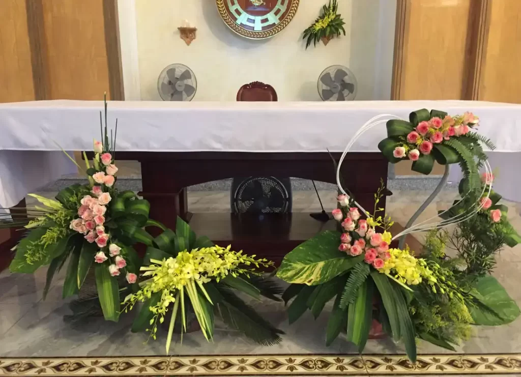 Các mẫu cắm hoa cho Bàn Thánh và Bục Giảng Nhà Thờ Các mẫu cắm hoa cho Bàn Thánh và Bục Giảng Nhà Thờ