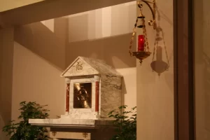 Đèn chầu bên cạnh Nhà Tạm Thánh Thể có ý nghĩa gì