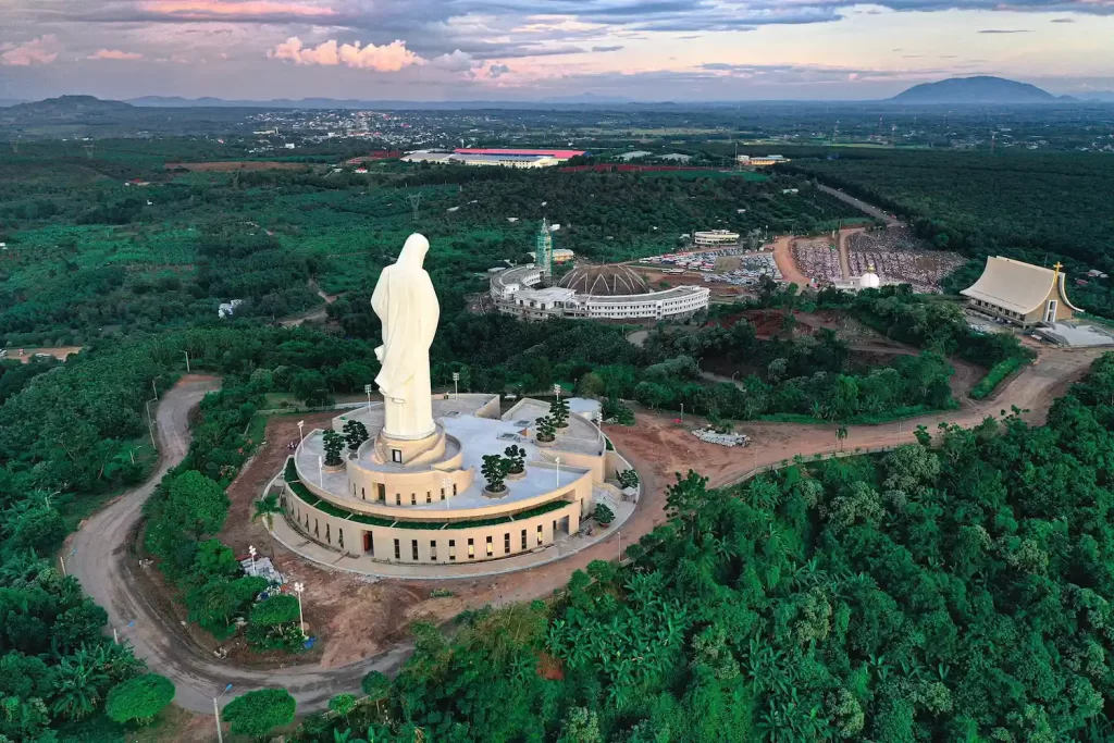 Trung tâm hành hương Đức Mẹ Núi Cúi: Điểm đến linh thiêng và thơ mộng Trung tâm hành hương Đức Mẹ Núi Cúi Điểm đến linh thiêng và thơ mộng